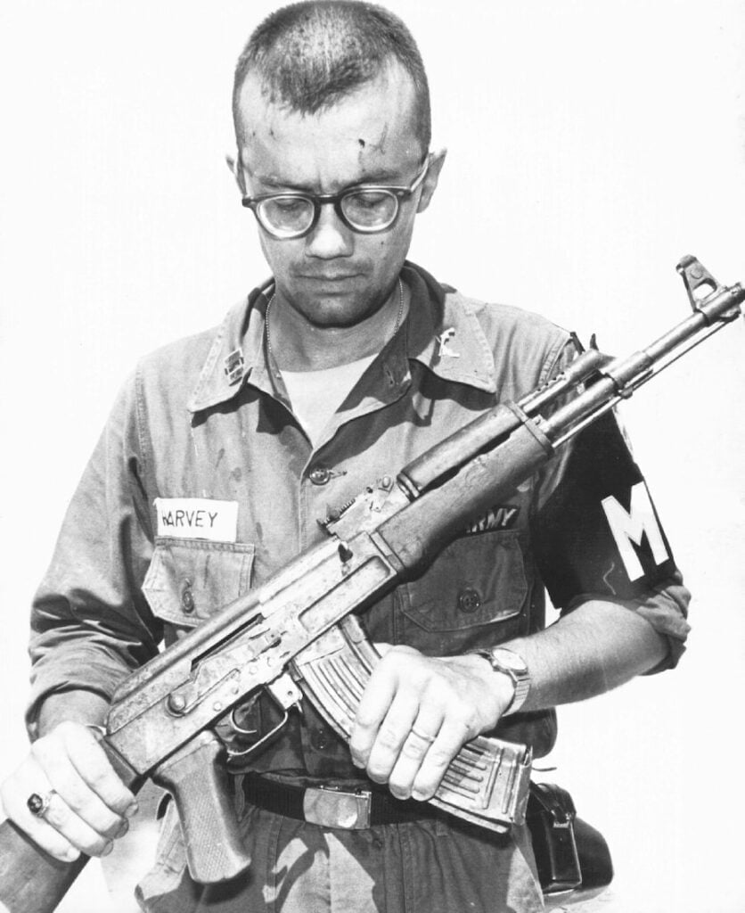 Kapetan vojne policije Michael Harvey razgleda AK-47 zaplenjen 1968 od boraca Vijetkonga