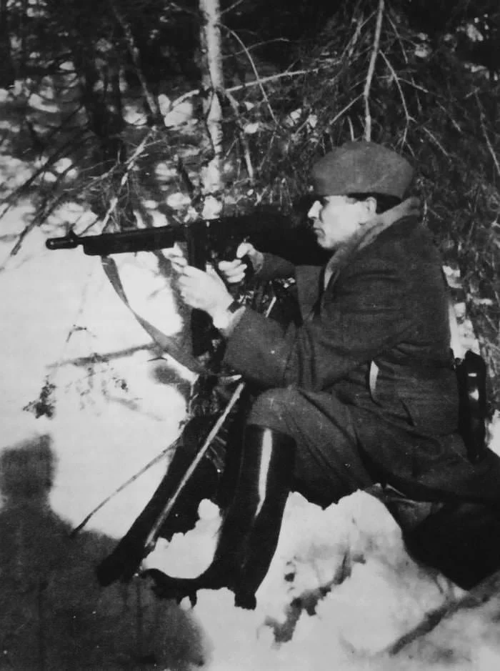 007 Tito uvežbava gađanje iz automata tompson.