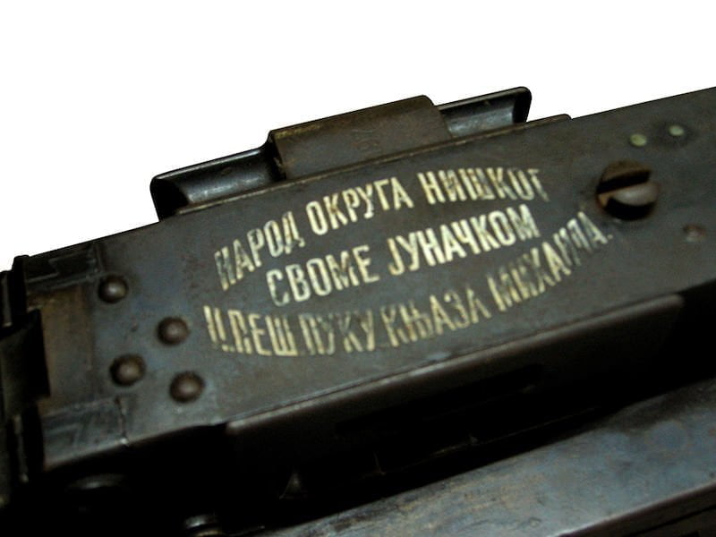 Natpis na poklopcu sanduka mitralјeza M1909 iz zbirke Vojnog muzeja u Beogradu: ''НАРОД ОКРУГА НИШКОГ СВОМЕ ЈУНАЧКОМ ИИПЕШ. ПУКУ КЊАЗА МИХАИЛА''.VMB.