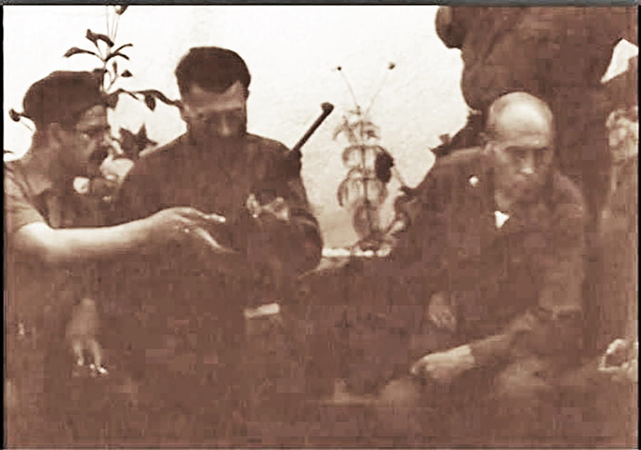 Nikola Lalić obučava Dražu Mihailovića u rukovanju karabinom .30 M1.