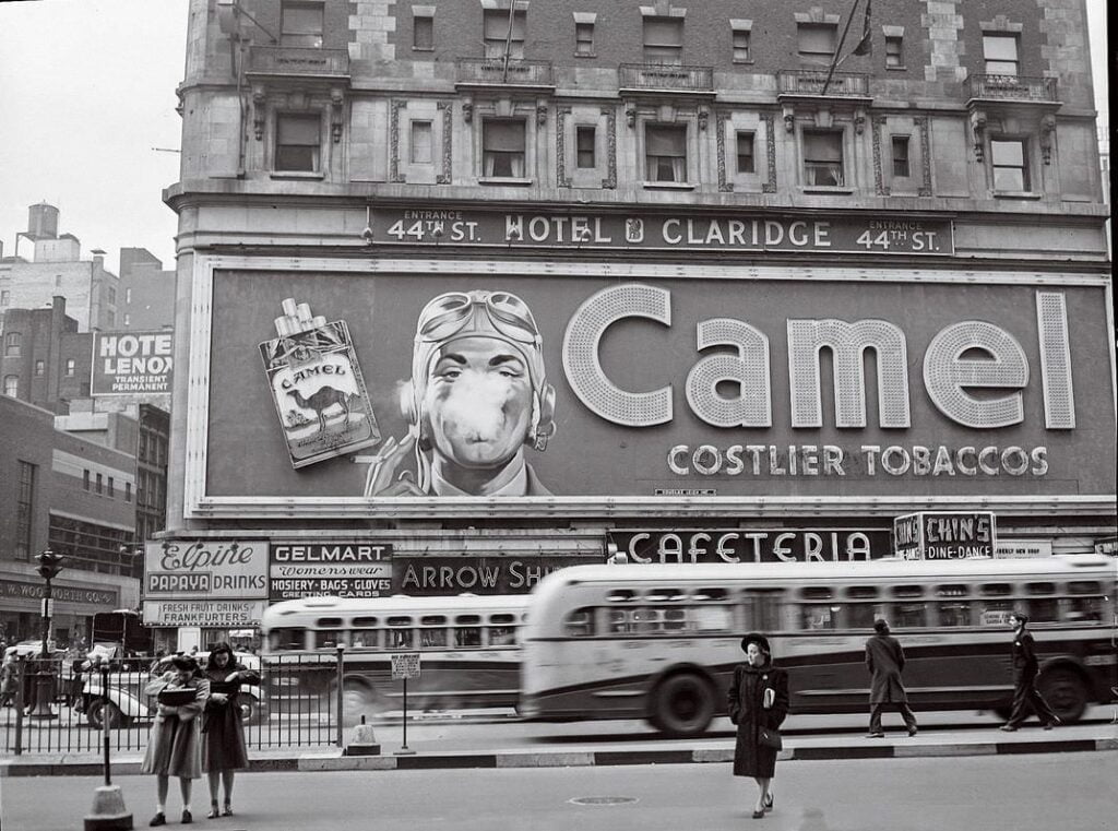 Kultni bilbord sa cigaretama Camel na Times Square-u postavljen 1941, bio je izložen 26 godina. Na bilbordu sa predstavom pilotom koji puši, para se koristila da simulira dim cigarete. 