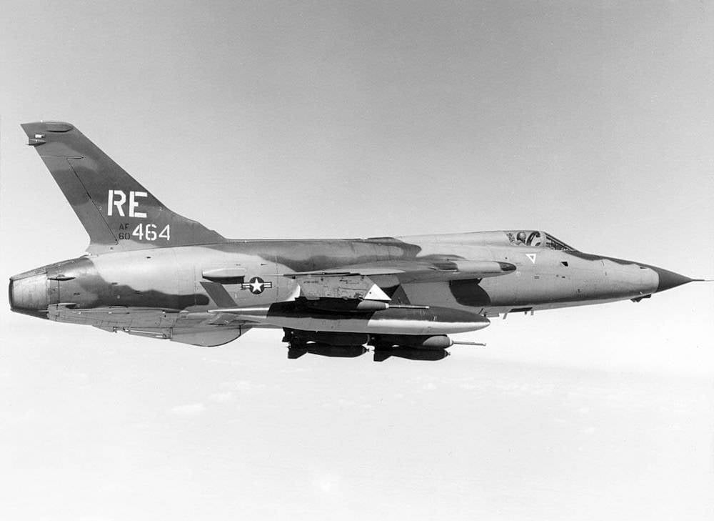 Lovac-bombarder F-105D naoružan sa bombama Mk-82 i Mk-117, iz sastava 44. taktičkog borbenog skvadrona (44. TFS) 355. taktičkog borbenog vinga (355. TFW) u letu iznad Vijetnama 1969. godine