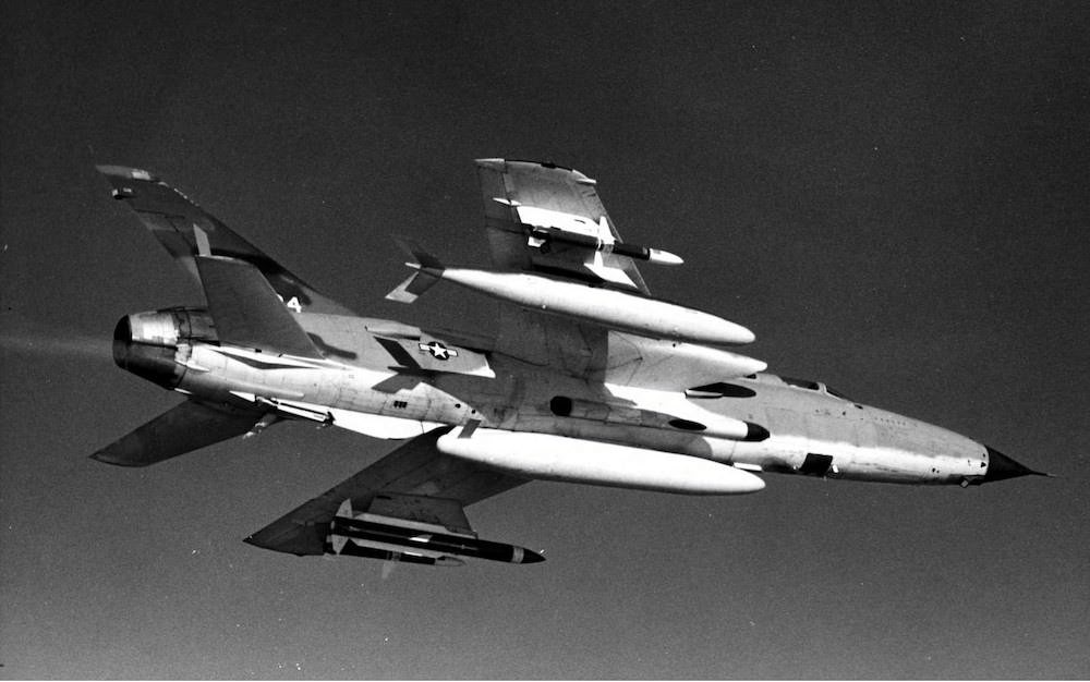 F-105G Wild Weasel III u letu. Ispod levog krila na nosačima su postavljene protivradarske rakete i to na spoljnom nosaču raketa AGM-45A Shrike, a na unutrašnjem nosaču raketa AGM-78A Standard ARM. Na desnom krilu kao protivteža na unutrašnjem nosaču je postavljen dopunski rezervoar kapaciteta od 1705 litara goriva, dok je na spoljnom nosaču postavljena protivradarska raketa AGM-45A Shrike. Na centralnom podtrupnom nasaču postavljen je dopunski rezervoar kapaciteta od 2464 litre goriva