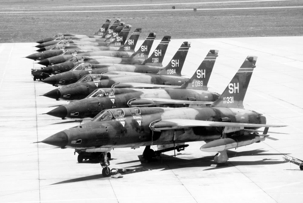 Dvosed F-105F u prvom planu pored postrojenih jednosda F-105D