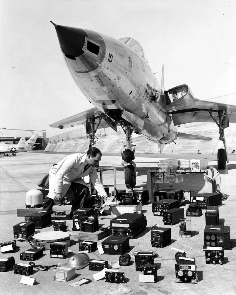 Prva serijski proizvođena verzija aviona Thunderchief bila je verzija F-105B. Avion F-105B sa komponentama avionike koja je složena ispred aviona