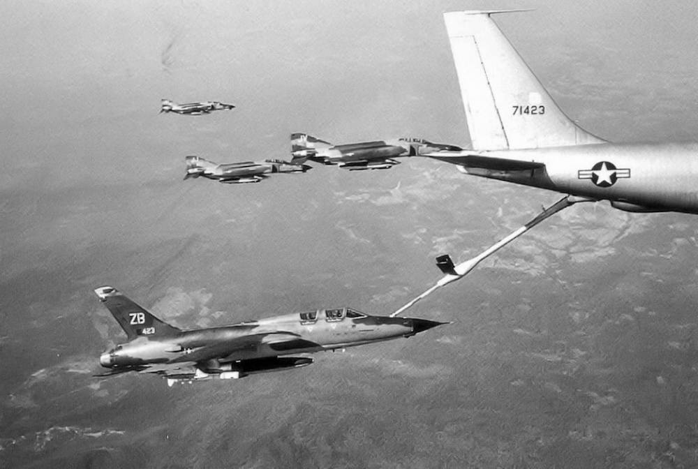 F-105G Wild Weasel III iz sastava 388. TFW tokom dopune gorivom u letu iz letećeg tankera KC-135A Stratotanker u pratnji tri lovca F-4E Phantom-II, na putu ka Severnom Vijetnamu 1970. godine