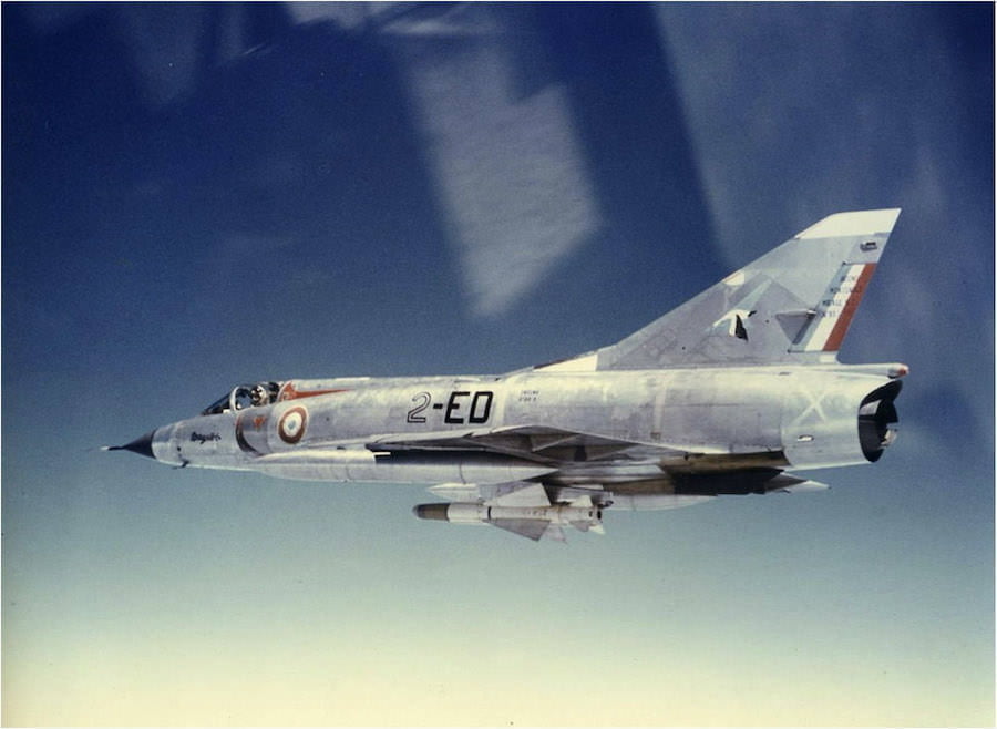 Francuski lovac Mirage IIIC naoružan raketom V-VMatra R-530 u letu