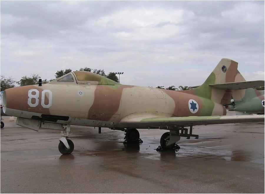 MD-450 Ouragan ispred Muzeja avijacije Izraela