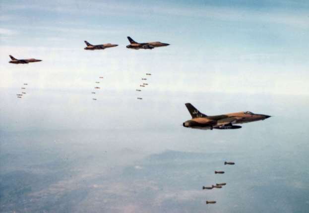 Avioni F-105D iz sastava 34. TFS izbacuju bombe iz horizontalnog leta na velikoj visini po ciljevima u Severnom Vijetnamu