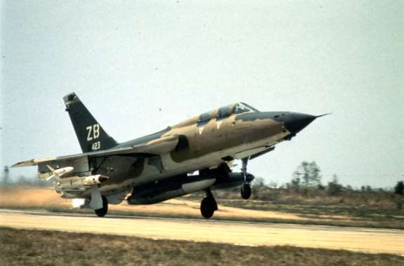 F-105G Wild Weasel III iz sastava 6010. WWS (6010th Wild Weasel Squadron), 388. TFW poleće iz vazduhoplovne baze Korat u Tajlandu na borbeni zadatak iznad Severnog Vijetnama, 1. decembar 1971. godine. Ispod desnog krila na unutrašnjem nosaču avion nosi protivradarsku raketu AGM-78A Standard ARM a na spoljnom nosaču protivradarsku raketu AGM-45A Shrike, na centralnom nosaču na trupu nosi dopunski rezervoar od 2464 litre goriva, dok ispod levog krila na unutrašnjem nosaču nosi dopunski rezervoar od 1705 litara a na spoljnom nosaču protivradarsku raketu AGM-45A Shrike
