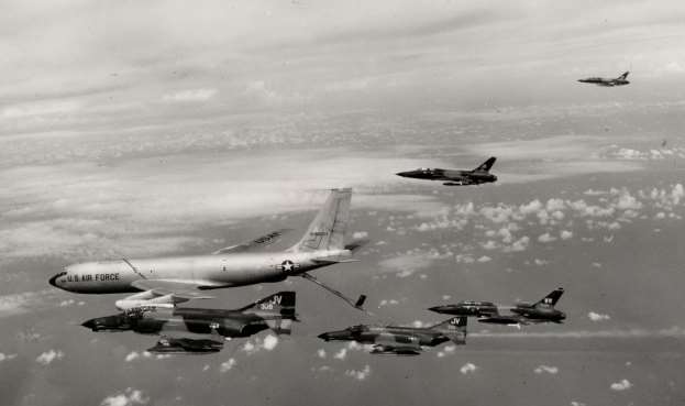 Avioni F-105G Wild Weasel III i avioni F-4E Phantom-II tokom dopune gorivom iz tankera KC-135A na putu ka Severnom Vijetnamu tokom vazdušne operacije Linebacker 1972. godine
