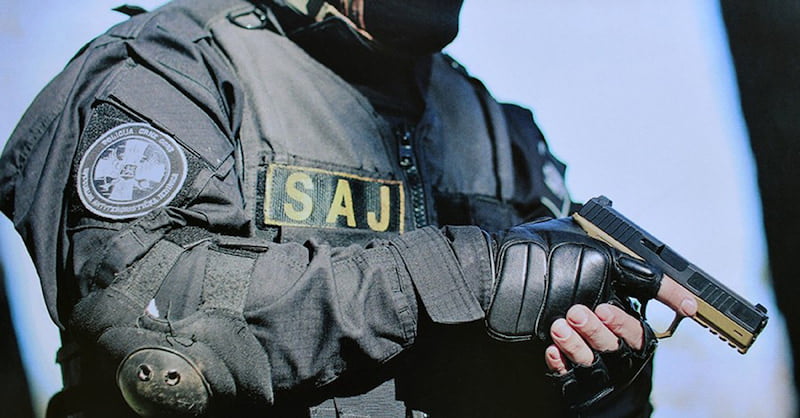 Pripadnik crnogorske Specijalne antiterorističke jedinice Uprave policije sa pištoljem 9 mm Tara ТМ М-9