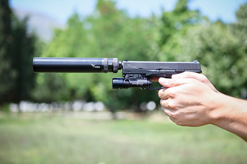 Deatalj frmontažnog prigušivača zvuka ''Tara'' na pištolju 9 mm ТМ М-9