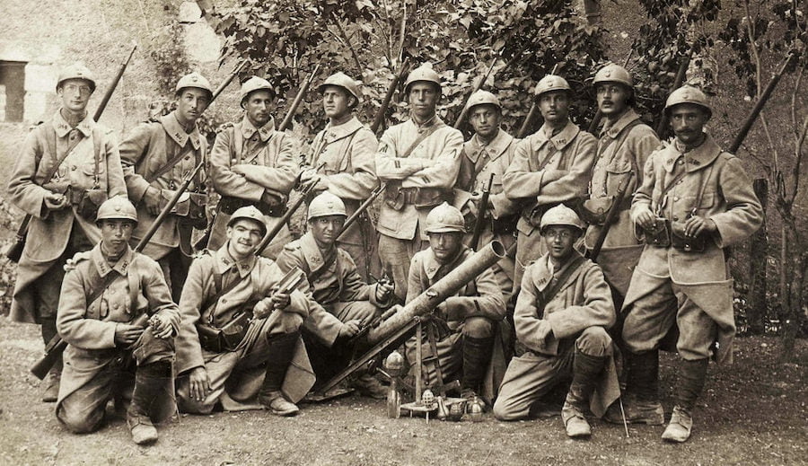 Francuski vojnici u uniformama iz 1916, uz bacač Aasen.
