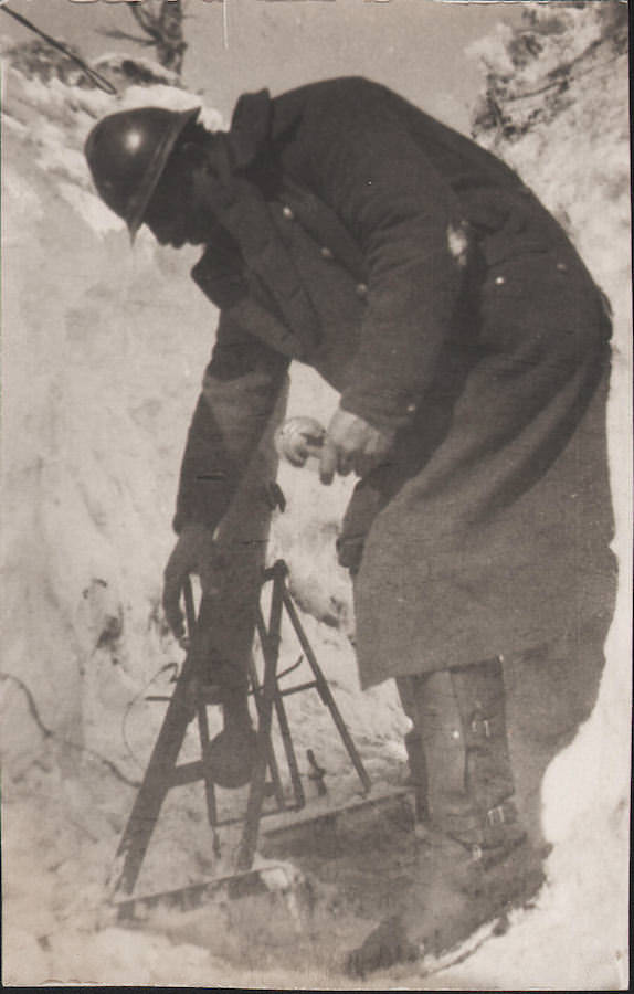 Srpski vojnik na Solunskom frontu rukuje bacačem Aasen.