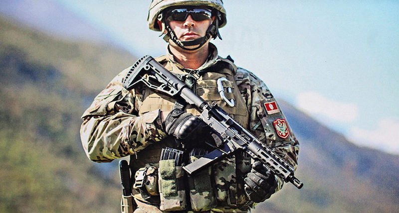 Crnogorski vojnici sa automatima 9mm ТМ-9 SMG