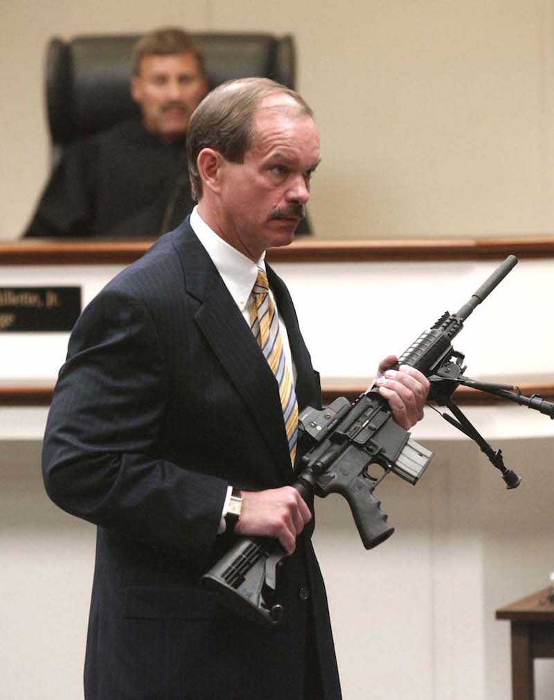 Tružilac prikazuje oružje na suđenju
