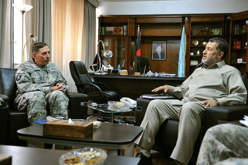 US General David H. Petraeus, na sastanku sa Avganistanskim ministrom unutrašnjih poslova, Generalom Bismillah Khan Mohammadi, 05 Jul u Kabulu, Afghanistan.