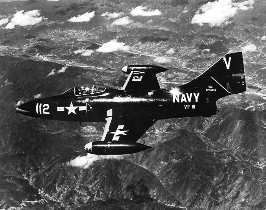 Mornarički lovac F9F-5 Panther u letu iznad Koreje