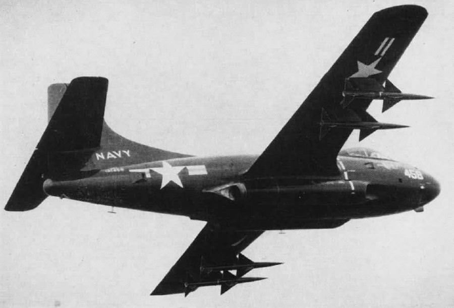 Mornarički palubni lovački avion Douglas F-3D-2 Skyknight naoruţan sa četiri rakete vazduh-vazduh Sparrow-1 u letu