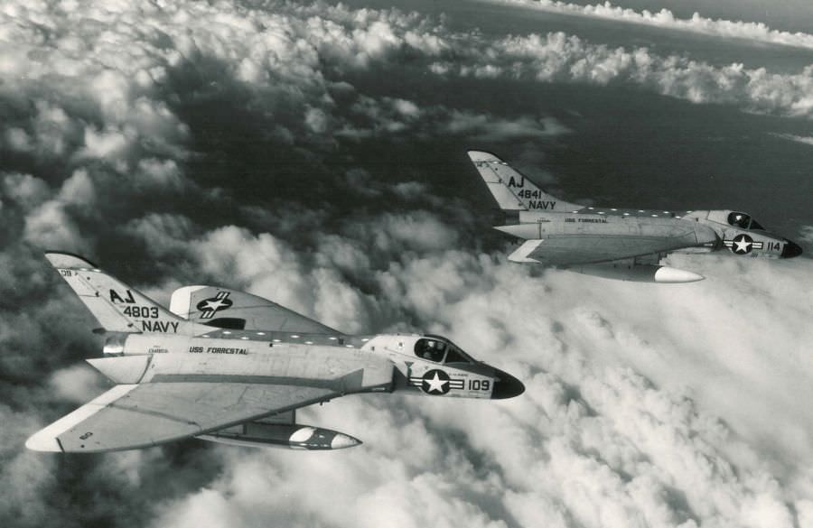 Mornarički lovci F-4D Skyray iz sastava vazduhoplovne komponente nosača aviona CVA-59 Forresstal u letu