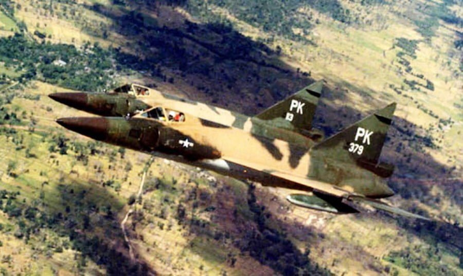 Par lovaca F-102A u letu iznad Juţnog Vijetnama.