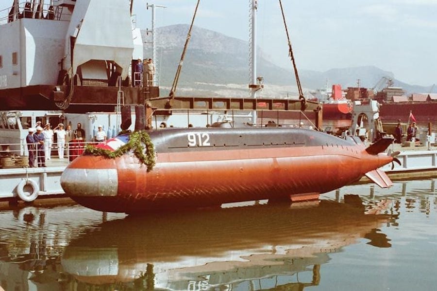 Porinuce podmornice P-912 Una u splitskom brodogradilištu 1985