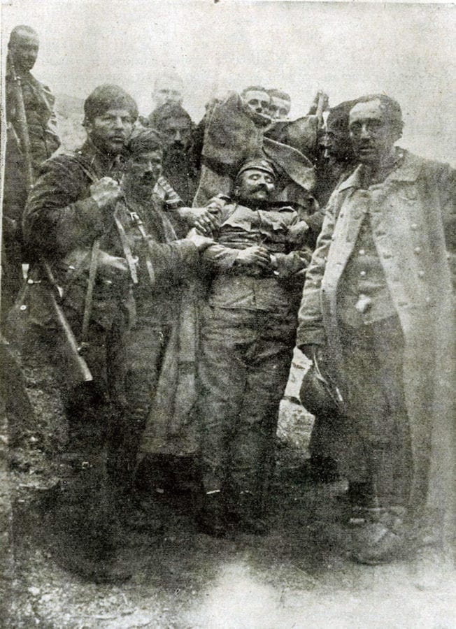 Telo Vojina Popovića okruženo saborcima, 29. novembra 1916.