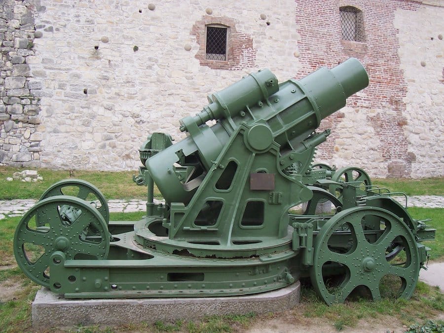 Austrougarski 305 mm merzer M1911 u eksterijeru Vojnog muzeja u Beogradu.