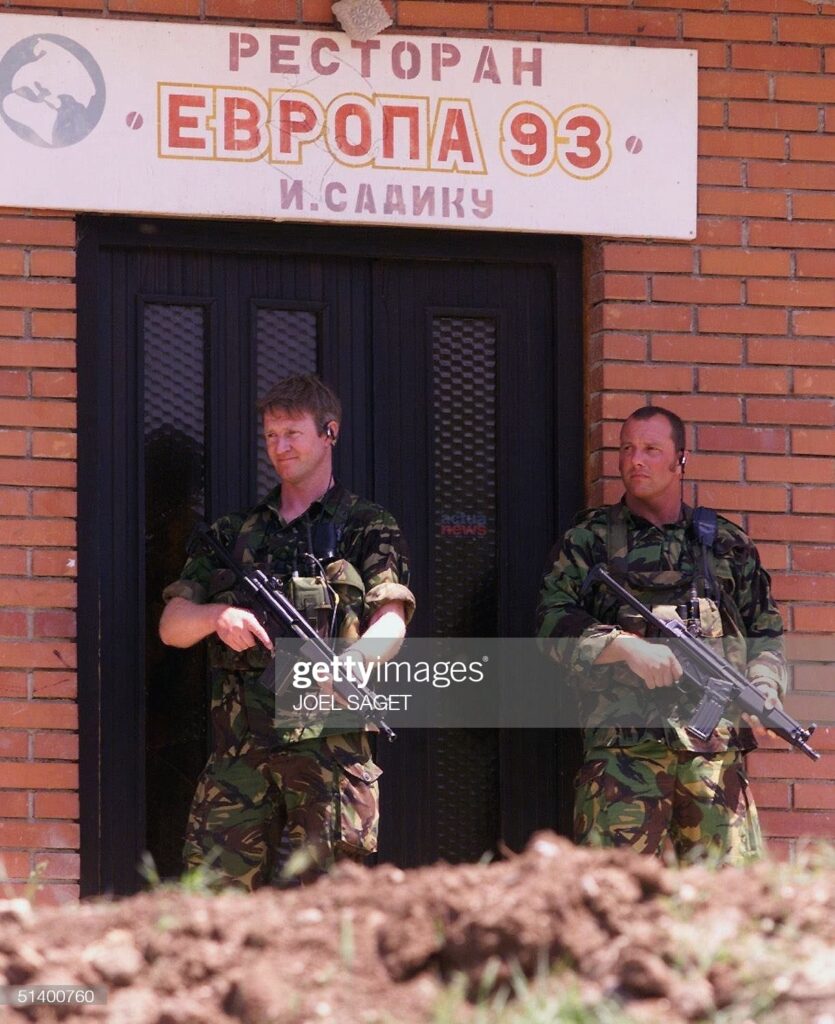 Pripadnici SAS obezbedjuju kafanu Evropa gde su 5 juna 1999 zapoceti pregovori o prekidu agresije na SRJ