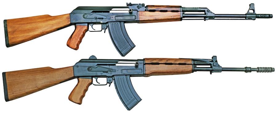 Automatske puške 7.62mm M64A sa ručnim regulatorom gasova (a), okvirom kapaciteta 20 metaka i razbijačem plamena (gore) i model sa ugrađenim preklopnim tromblonskim nišanom-regulatorom i tromblonskim dodatkom. Oba prototipa imaju ručicu zatvarača M56 a donji model i fiksni preklopni zadnji nišan.