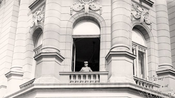 Kralj Aleksandar sa dvorskog prozora pozdravlja defile veterana (Fotodokumentacija „Politike”)