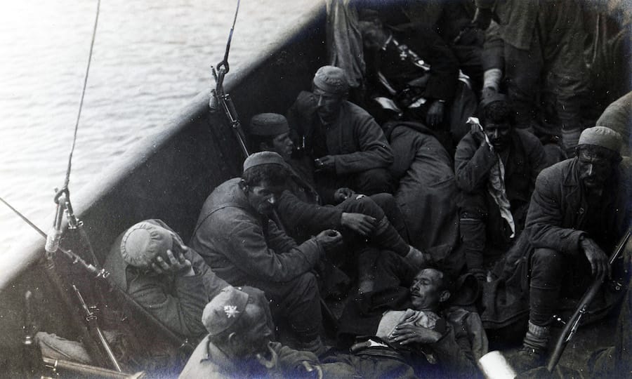 Crnogorski vojnici se prebacuju prema Skadru. Vojnik u sredini, koji spava, ima revolver Smit i Veson