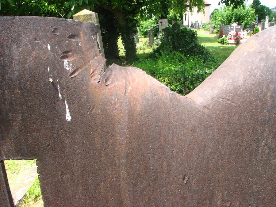 Sadašnji izgled dela oklopa komandnog mosta monitora Lejta nad humkom Janoša Huja na sremskomitrovačkom katoličkom groblјu