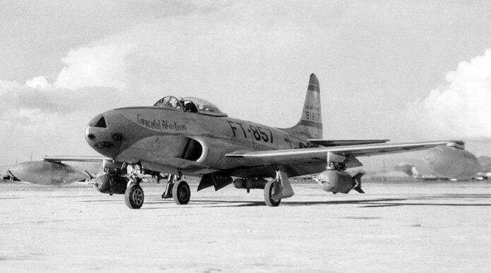 lako je u Koreju stigao kao lovački avion. F-80C Shooting Star će vrlo brzo svoju ulogu prepustiti boljem F-86 Sabre, a svoje dalje angažovanje u ratu baziraće na podršci trupama na zemlji kao lovac-bombarder