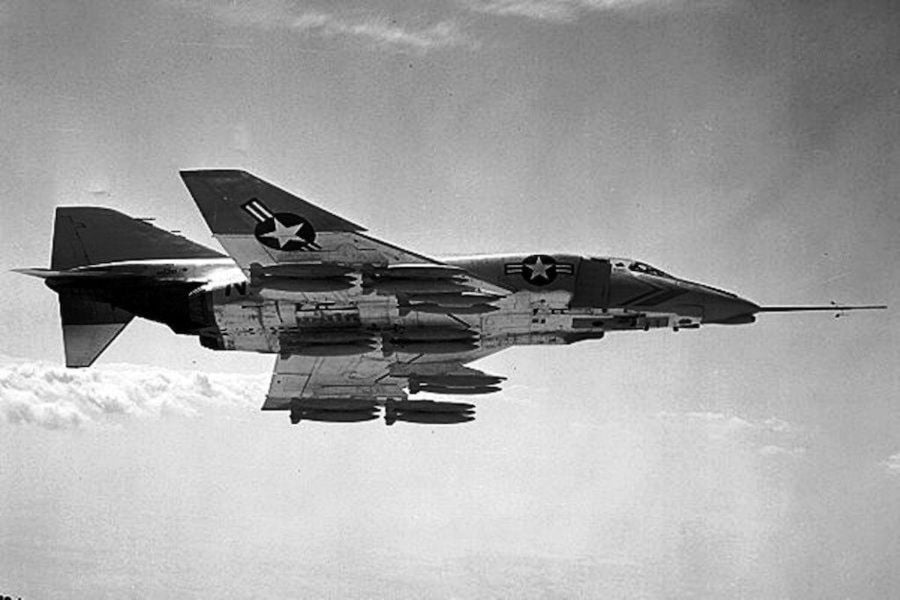Predserijski lovac F-4A fantom-2 natovaren bombama u let