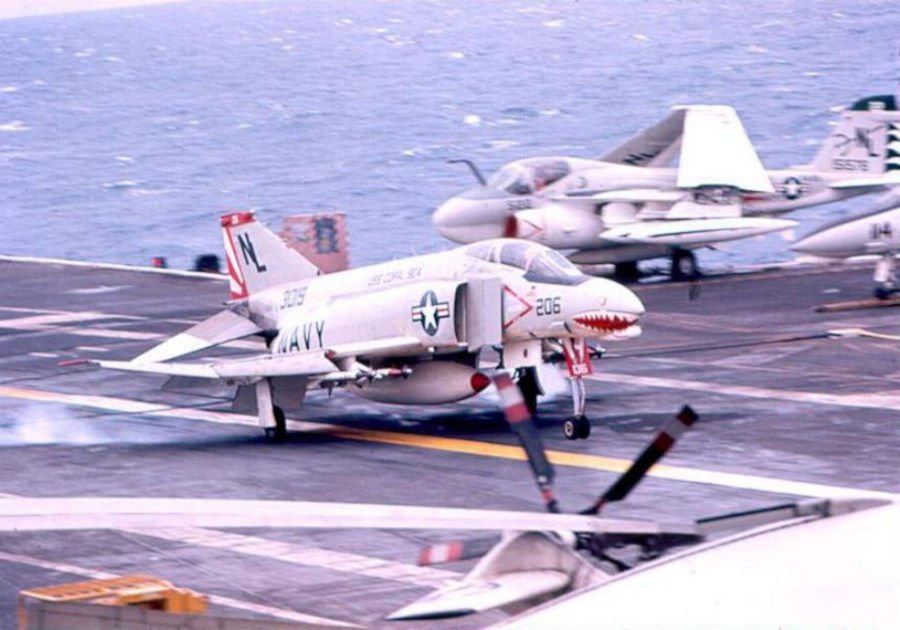 Lovac F-4B fantom-2 iz sastava 111. mornaričkog skvadrona nakon sletanja na nosač aviona Koral Si