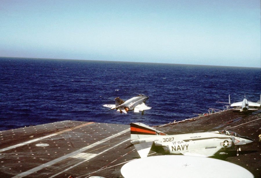 Poletanje lovca F-4N sa nosača aviona Koral Si