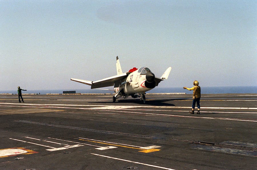 Francuski lovac F-8 E (FN) nakon sletanja na američki nosač aviona Dvajt D. Ajzenhauer 1983. godine. Ovde se vidi kako krusejder skuplјa svoja krila nakon sletanja.