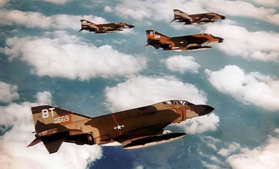 Lovci F-4D fantom-2 iz sastava 525. taktičkog borbenog skvadrona američkog vazduhoplovstva, u letu iznad Vijetnama 1972. godine