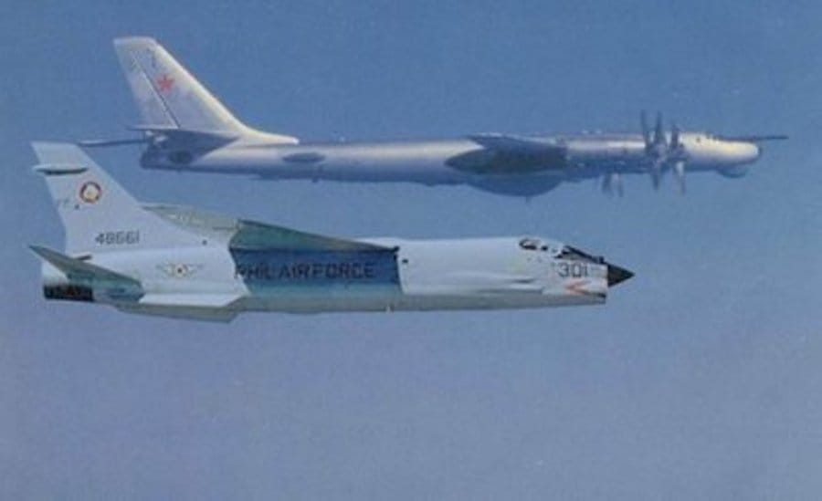 Filipinski F-8 P prati sovjetski izviđački avion TU-95RT.