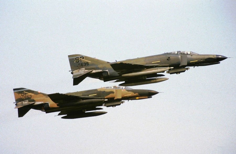 Lovci F-4E u letu