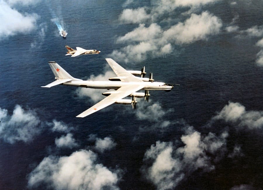 Hladnoratovske igre između američkog lovačkog aviona F-8 E krusejder i sovjetskog izviđačkog aviona TU-95RT negde iznad Pacifika.