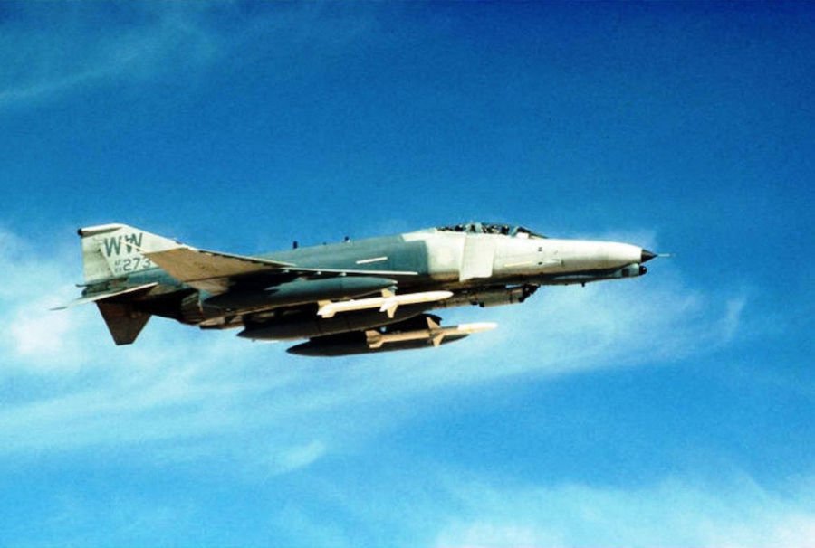 Avion za uništavanje radarskih sistema PVO F-4G vajld vizl u poletanju na zadatak tokom operacije Pustinjska oluja. Avion je naoružan sa dve protivradarske rakete AGM-88 harm