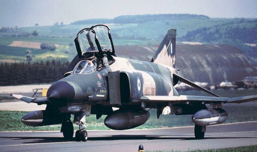 Grčki F-4E neposredno pred poletanje