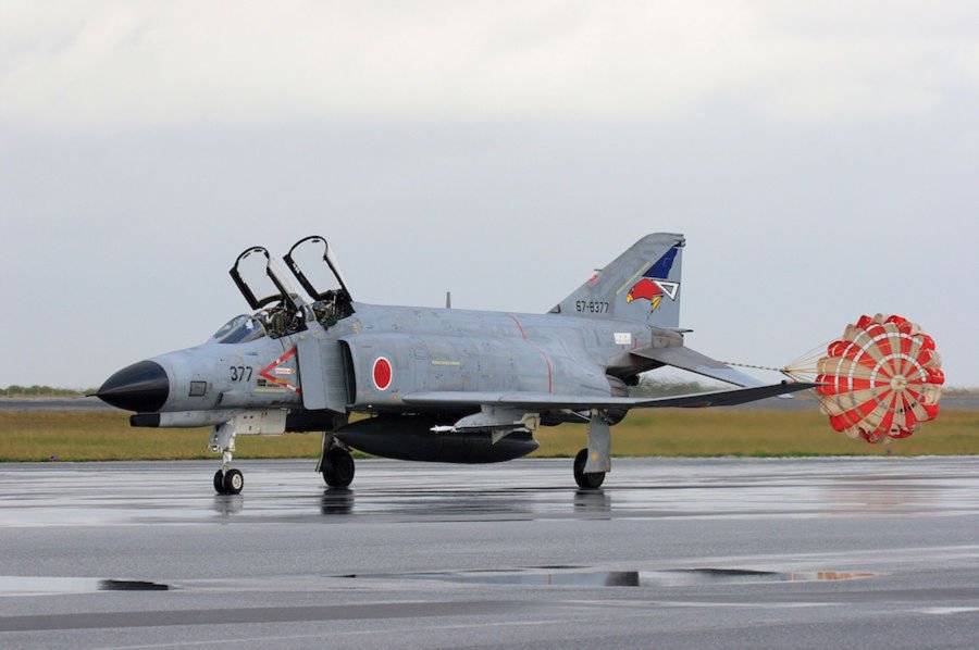 Japanski F-4EJ Kai fantom-2 nakon sletanja koristi kočeći padobran, radi smanjenja staze za sletanje