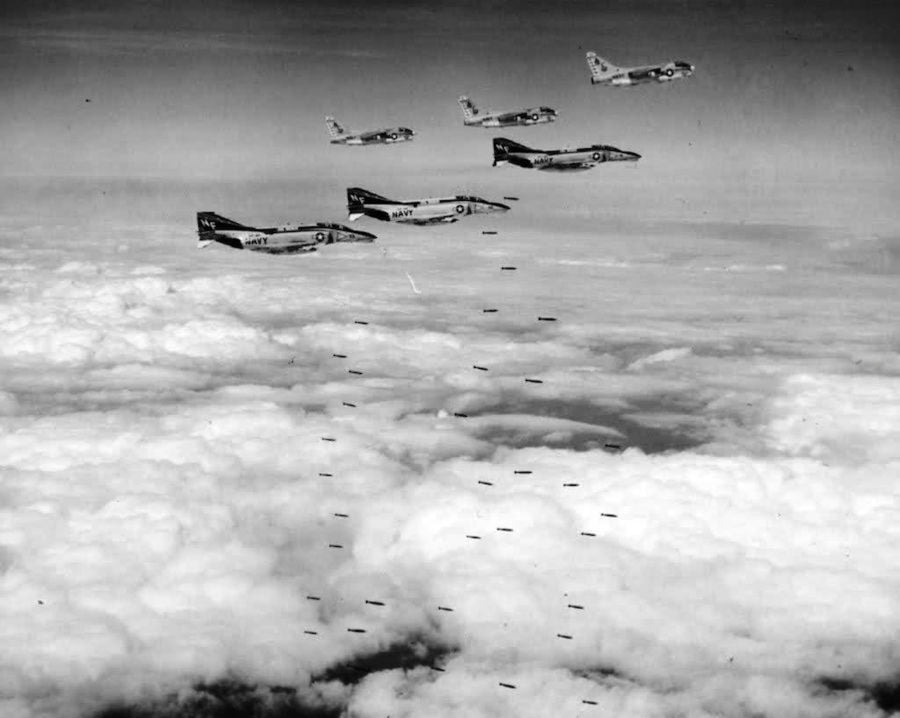 Mornarički lovci F-4J fantom-2 i mornarički jurišni avioni A-7A korser-2 napadaju ciljeve na teritoriji Severnog Vijetnama 1972. godine