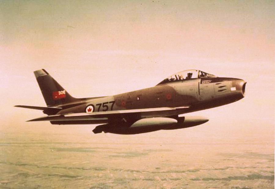 Kanadski lovci CL-13 Sejbr Mk-4 postrojeni na pisti