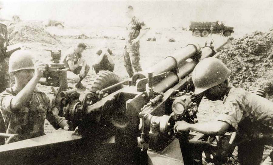 Padobranci-artiljerci tokom obuke u rukovanju haubicama