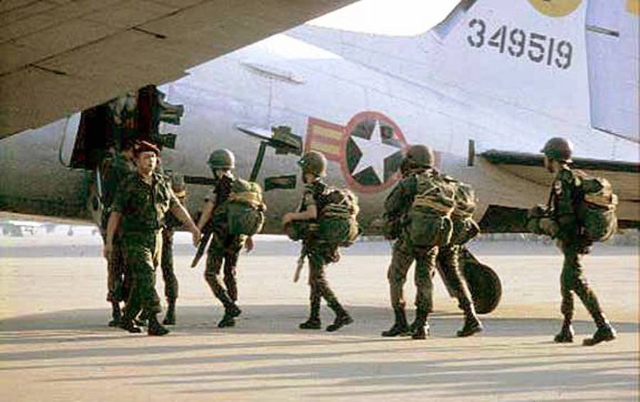Ukrcavanje padobranaca u avion C-47 uoči prvog samostalnog skoka